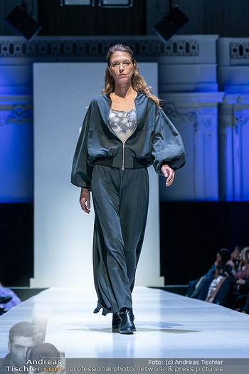 Eröffnung Vienna Fashion Week 26 - MQ Halle E, Wien - Mo 14.09.2026 - Model am Laufsteg, Modenschau, Modeschau, catwalk64