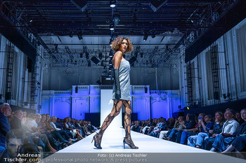 Eröffnung Vienna Fashion Week 26 - MQ Halle E, Wien - Mo 14.09.2026 - Model am Laufsteg, Modenschau, Modeschau, catwalk66