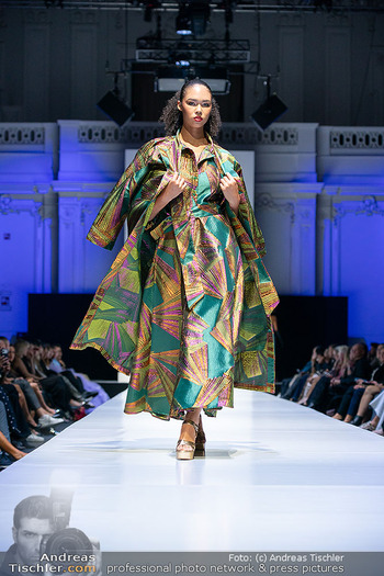 Eröffnung Vienna Fashion Week 26 - MQ Halle E, Wien - Mo 14.09.2026 - Model am Laufsteg, Modenschau, Modeschau, catwalk69