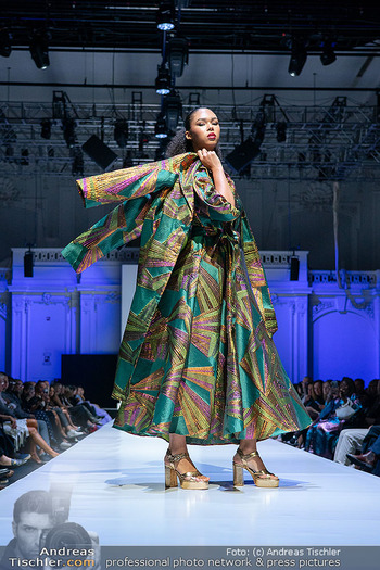 Eröffnung Vienna Fashion Week 26 - MQ Halle E, Wien - Mo 14.09.2026 - Model am Laufsteg, Modenschau, Modeschau, catwalk70