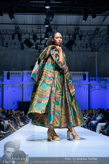 Eröffnung Vienna Fashion Week 26 - MQ Halle E, Wien - Mo 14.09.2026 - Model am Laufsteg, Modenschau, Modeschau, catwalk71