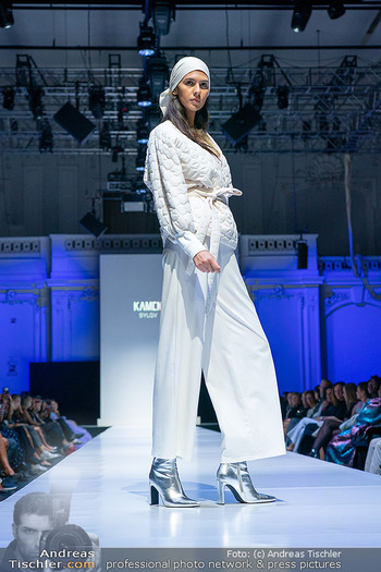 Eröffnung Vienna Fashion Week 26 - MQ Halle E, Wien - Mo 14.09.2026 - Model am Laufsteg, Modenschau, Modeschau, catwalk73