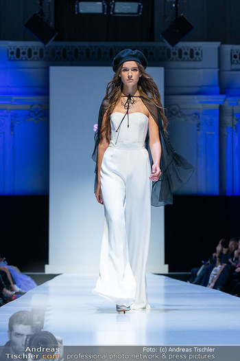 Eröffnung Vienna Fashion Week 26 - MQ Halle E, Wien - Mo 14.09.2026 - Model am Laufsteg, Modenschau, Modeschau, catwalk75