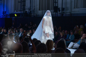 Eröffnung Vienna Fashion Week 26 - MQ Halle E, Wien - Mo 14.09.2026 - Model am Laufsteg, Modenschau, Modeschau, catwalk78