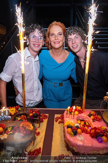 Maya Hakvoort 60er Galakonzert - Globe Wien - Sa 19.09.2026 - Maya HAKVOORT mit Söhnen Joshua und Jason und mit Geburtstagsto1