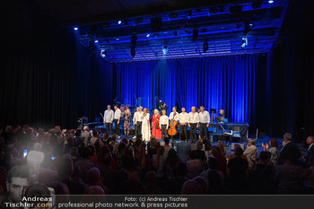 Maya Hakvoort 60er Galakonzert - Globe Wien - Sa 19.09.2026 - Schlussapplaus, Künstler um Maya HAKVOORT, Bühnenfoto27