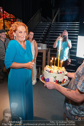 Maya Hakvoort 60er Galakonzert - Globe Wien - Sa 19.09.2026 - Maya HAKVOORT mit Geburtstagstorte58