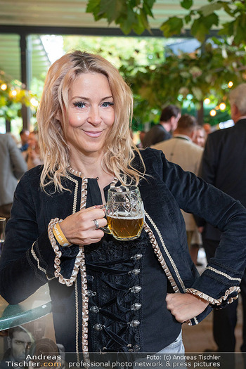 Wiener Wiesn Opening - Kaiserwiese Wiener Prater, Wien - Do 24.09.2026 - Simone LUGNER (Portrait mit Krügerl Bier)7