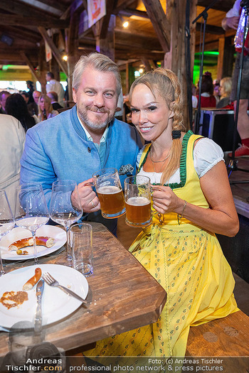 Wiener Wiesn Opening - Kaiserwiese Wiener Prater, Wien - Do 24.09.2026 - Marvin KREN mit Ehefrau Kirsten183