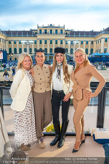 Longines global champions tour Opening - Schloss Schönbrunn, Wien - So 27.09.2026 - vier elegante Damen vor Schloss Schönbrunn beim Reitturnier2