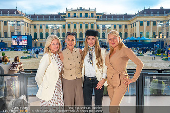 Longines global champions tour Opening - Schloss Schönbrunn, Wien - So 27.09.2026 - vier elegante Damen vor Schloss Schönbrunn beim Reitturnier3