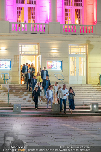 Dreharbeiten zu ´Knock at 8´ - Theaterplatz, Baden - Mo 28.09.2026 - Max FRAISL, Adriana ZARTL21