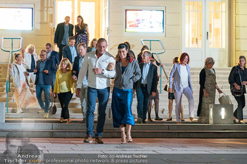 Dreharbeiten zu ´Knock at 8´ - Theaterplatz, Baden - Mo 28.09.2026 - Max FRAISL, Adriana ZARTL22