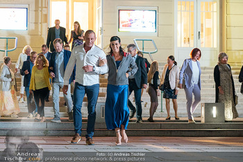 Dreharbeiten zu ´Knock at 8´ - Theaterplatz, Baden - Mo 28.09.2026 - Max FRAISL, Adriana ZARTL23