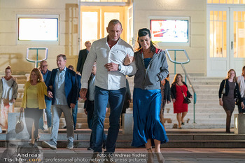 Dreharbeiten zu ´Knock at 8´ - Theaterplatz, Baden - Mo 28.09.2026 - Max FRAISL, Adriana ZARTL24