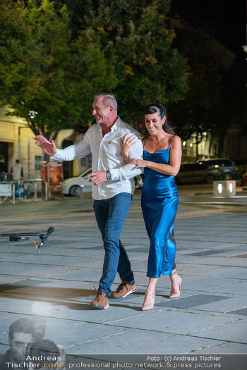 Dreharbeiten zu ´Knock at 8´ - Theaterplatz, Baden - Mo 28.09.2026 - Max FRAISL, Adriana ZARTL30