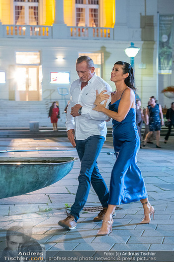 Dreharbeiten zu ´Knock at 8´ - Theaterplatz, Baden - Mo 28.09.2026 - Max FRAISL, Adriana ZARTL36