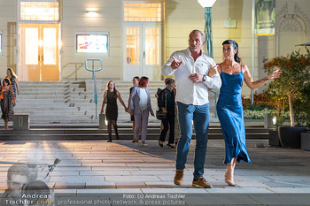 Dreharbeiten zu ´Knock at 8´ - Theaterplatz, Baden - Mo 28.09.2026 - Max FRAISL, Adriana ZARTL37