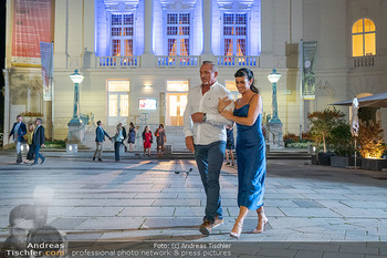 Dreharbeiten zu ´Knock at 8´ - Theaterplatz, Baden - Mo 28.09.2026 - Max FRAISL, Adriana ZARTL38