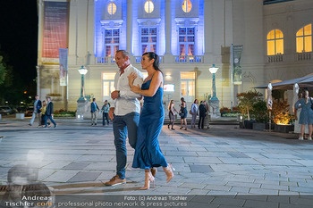 Dreharbeiten zu ´Knock at 8´ - Theaterplatz, Baden - Mo 28.09.2026 - Max FRAISL, Adriana ZARTL39