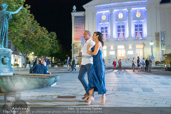 Dreharbeiten zu ´Knock at 8´ - Theaterplatz, Baden - Mo 28.09.2026 - Max FRAISL, Adriana ZARTL40