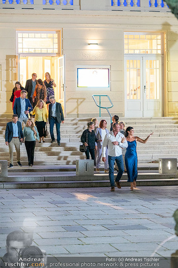 Dreharbeiten zu ´Knock at 8´ - Theaterplatz, Baden - Mo 28.09.2026 - Max FRAISL, Adriana ZARTL41