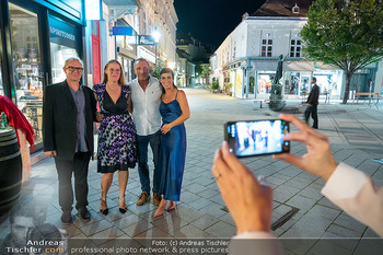 Dreharbeiten zu ´Knock at 8´ - Theaterplatz, Baden - Mo 28.09.2026 - Frax FRAISL und Adriana ZARTL mit Fans58