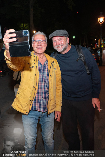 Kinopremiere ´Bruno - der junge Kreisky´ - Gartenbaukino Wien - Di 29.09.2026 - Fan macht Selfie mit Thomas STIPSITS4