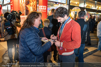 Kinopremiere ´Bruno - der junge Kreisky´ - Gartenbaukino Wien - Di 29.09.2026 - Aaron KARL schreibt Autogramme6