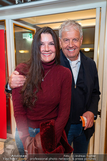 Kinopremiere ´Bruno - der junge Kreisky´ - Gartenbaukino Wien - Di 29.09.2026 - Gerhard ZEILER mit Ehefrau Alexandra LOHBERGER49