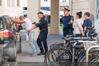 Dreharbeiten zu ´Knock at 8´ - Teil 2 - Theaterplatz, Baden - Mi 30.09.2026 - Filmszene Max FRAISL mit Sohn Georg, Adriana ZARTL, Polizisten4