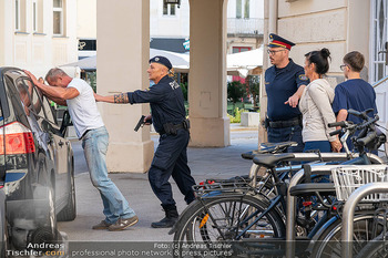 Dreharbeiten zu ´Knock at 8´ - Teil 2 - Theaterplatz, Baden - Mi 30.09.2026 - Filmszene Max FRAISL mit Sohn Georg, Adriana ZARTL, Polizisten6