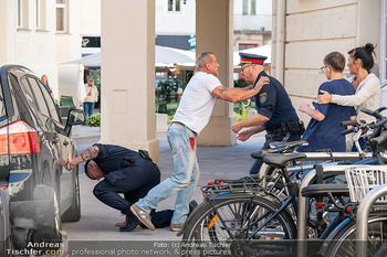 Dreharbeiten zu ´Knock at 8´ - Teil 2 - Theaterplatz, Baden - Mi 30.09.2026 - Filmszene Max FRAISL mit Sohn Georg, Adriana ZARTL, Polizisten7