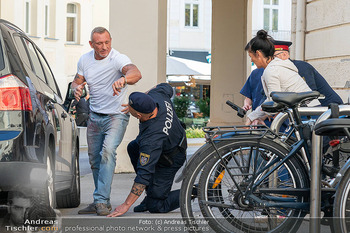 Dreharbeiten zu ´Knock at 8´ - Teil 2 - Theaterplatz, Baden - Mi 30.09.2026 - Filmszene Max FRAISL mit Sohn Georg, Adriana ZARTL, Polizisten13