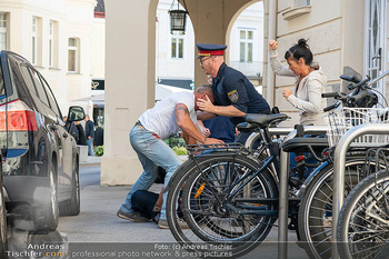 Dreharbeiten zu ´Knock at 8´ - Teil 2 - Theaterplatz, Baden - Mi 30.09.2026 - Filmszene Max FRAISL mit Sohn Georg, Adriana ZARTL, Polizisten14