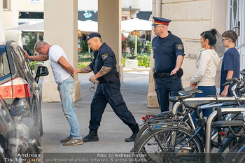 Dreharbeiten zu ´Knock at 8´ - Teil 2 - Theaterplatz, Baden - Mi 30.09.2026 - Filmszene Max FRAISL mit Sohn Georg, Adriana ZARTL, Polizisten18