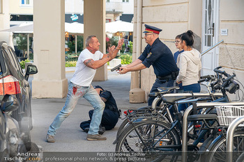 Dreharbeiten zu ´Knock at 8´ - Teil 2 - Theaterplatz, Baden - Mi 30.09.2026 - Filmszene Max FRAISL mit Sohn Georg, Adriana ZARTL, Polizisten20