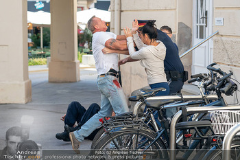 Dreharbeiten zu ´Knock at 8´ - Teil 2 - Theaterplatz, Baden - Mi 30.09.2026 - Filmszene Max FRAISL mit Sohn Georg, Adriana ZARTL, Polizisten21