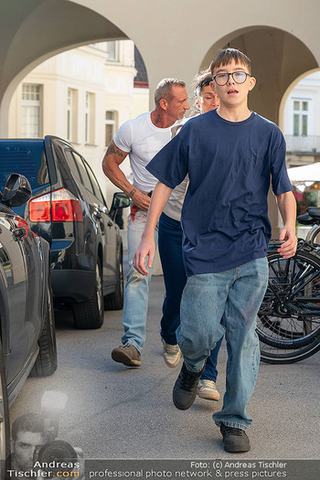 Dreharbeiten zu ´Knock at 8´ - Teil 2 - Theaterplatz, Baden - Mi 30.09.2026 - Filmszene Max FRAISL mit Sohn Georg, Adriana ZARTL22