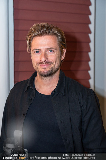 Opening - L´Osteria Moulin Rouge, Wien - Mi 30.09.2026 - Jörn SCHLÖNVOIGT (Portrait)43