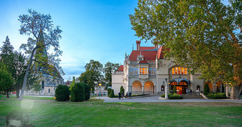 Premiere ´Alles was Sie wollen´ - Stadttheater Berndorf - Do 01.10.2026 - Stadttheater Berndorf, Außenaufnahme, Stadtpark, Marienkirche8