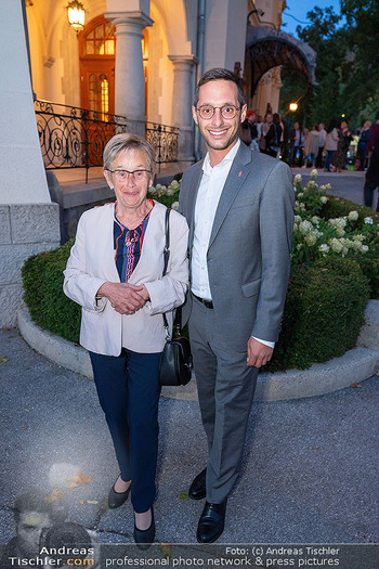 Premiere ´Alles was Sie wollen´ - Stadttheater Berndorf - Do 01.10.2026 - Bürgermeister Jürgen SCHRÖNKHAMMER mit Großmutter Oma23