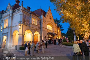 Premiere ´Alles was Sie wollen´ - Stadttheater Berndorf - Do 01.10.2026 - Stadttheater Berndorf von außen in der Dämmerung, blaue Stunde31