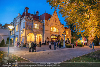 Premiere ´Alles was Sie wollen´ - Stadttheater Berndorf - Do 01.10.2026 - Stadttheater Berndorf von außen in der Dämmerung, blaue Stunde32