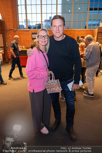 Premiere ´Born to be child´ - Globe Wien - Di 06.10.2026 - Andreas Andi HERZOG mit Ehefrau Katharina Kathi2