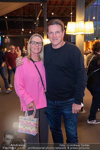 Premiere ´Born to be child´ - Globe Wien - Di 06.10.2026 - Andreas Andi HERZOG mit Ehefrau Katharina Kathi3