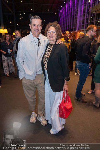 Premiere ´Born to be child´ - Globe Wien - Di 06.10.2026 - Alexander ANTONITSCH mit Ehefrau7