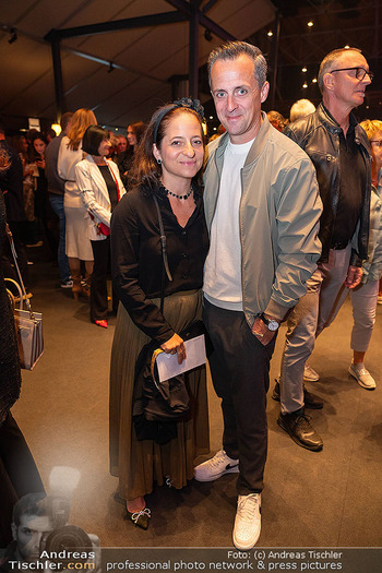 Premiere ´Born to be child´ - Globe Wien - Di 06.10.2026 - Caroline ATHANASIADIS mit Ehemann Georg28