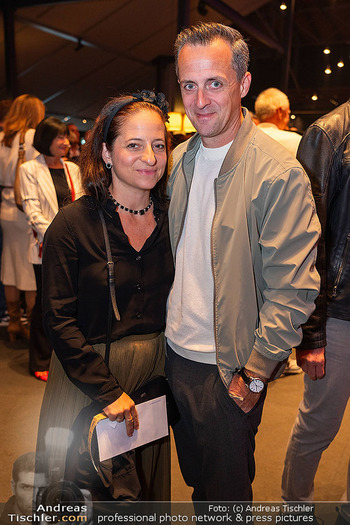 Premiere ´Born to be child´ - Globe Wien - Di 06.10.2026 - Caroline ATHANASIADIS mit Ehemann Georg29