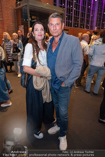 Premiere ´Born to be child´ - Globe Wien - Di 06.10.2026 - Wolfang Fifi PISSECKER mit Begleitung34